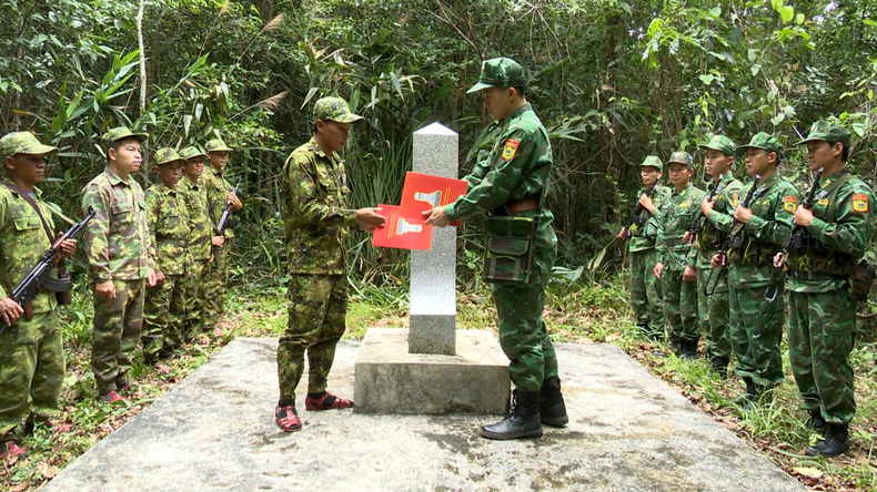La Délégation du poste de garde-frontière de Ban Giàng (Garde-frontière de Hà Tinh, Vietnam) et la Compagnie de garde-frontières 311 (Commandement militaire de la province de Khammouane, Laos) ont également organisé des patrouilles conjointes du 1er au 3 juillet. Photo : BP.