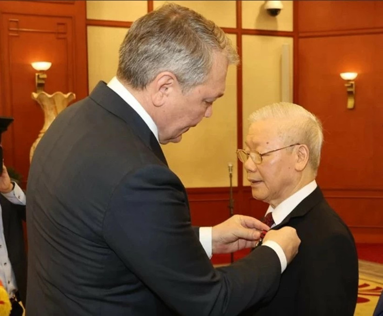 Leonid Kalashnikov, vice-président du Parti communiste de la Fédération de Russie, a remis le Prix Lénine au Secrétaire général Nguyên Phu Trong, le 15 décembre 2021. Photo : VNA.