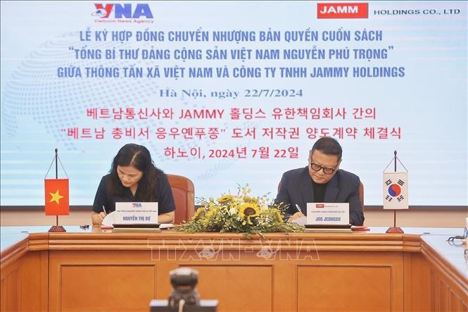 La vice directrice générale de la VNA, Nguyên Thi Su, et le PDG de la SARL Jammy Holdings, Joo Jeongsu, lors de la cérémonie de signature de l’accord. Photo : VNA.