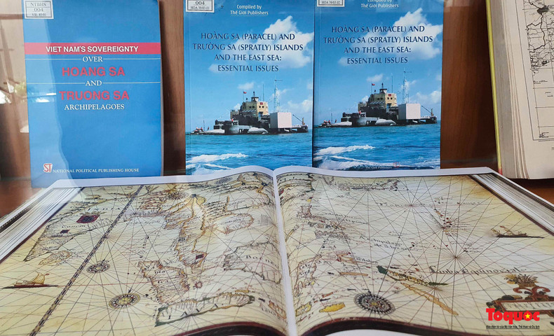 La Galerie Hoàng Sa collabore également avec le Service du Tourisme et l’Association des Guides touristiques de Dà Nang pour présenter des documents et des images sur le thème « Hoàng Sa appartient au Vietnam » aux guides touristiques. Cela permet aux guides de mieux comprendre les preuves de la souveraineté vietnamienne sur l’archipel de Hoàng Sa à travers les périodes historiques, contribuant ainsi à les présenter aux visiteurs nationaux et internationaux lorsqu’ils viennent à Dà Nang. La Galerie Hoàng Sa collabore également avec le Service du Tourisme et l’Association des Guides touristiques de Dà Nang pour présenter des documents et des images sur le thème « Hoàng Sa appartient au Vietnam » aux guides touristiques. Cela permet aux guides de mieux comprendre les preuves de la souveraineté vietnamienne sur l’archipel de Hoàng Sa à travers les périodes historiques, contribuant ainsi à les présenter aux visiteurs nationaux et internationaux lorsqu’ils viennent à Dà Nang.