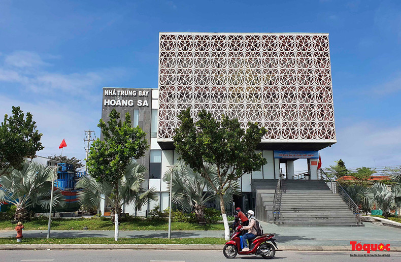 La Galerie Hoàng Sa a été fondée le 8 août 2017 et a officiellement ouvert ses portes au public en mars 2018. Elle est situé sur la rue Hoàng Sa, dans le quartier de Tho Quang, district de Son Trà, ville de Dà Nang, au Centre du Vietnam. La Galerie Hoàng Sa a été fondée le 8 août 2017 et a officiellement ouvert ses portes au public en mars 2018. Elle est situé sur la rue Hoàng Sa, dans le quartier de Tho Quang, district de Son Trà, ville de Dà Nang, au Centre du Vietnam.