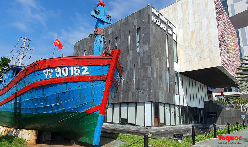 La Galerie Hoàng Sa est un « point de repère » pour les citoyens, les touristes, en particulier les jeunes générations, pour étudier et rechercher une partie du territoire sacré de la patrie. La Galerie Hoàng Sa est un « point de repère » pour les citoyens, les touristes, en particulier les jeunes générations, pour étudier et rechercher une partie du territoire sacré de la patrie.