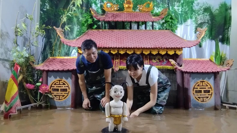 Phan Thanh Liêm et son élève présentent des marionnettes sur l’eau au Festival d’été japonais à Hanoï ảnh 2 Phan Thanh Liêm et son élève présentent des marionnettes sur l’eau au Festival d’été japonais à Hanoï ảnh 2