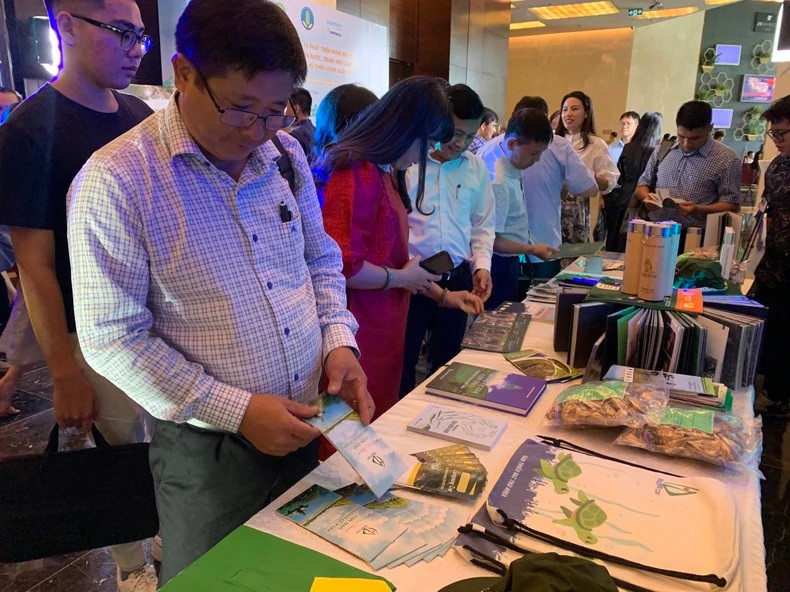 Les délégués ont visité des stands présentant les parcs nationaux lors de la cérémonie. Photo : NDEL. Les délégués ont visité des stands présentant les parcs nationaux lors de la cérémonie. Photo : NDEL.