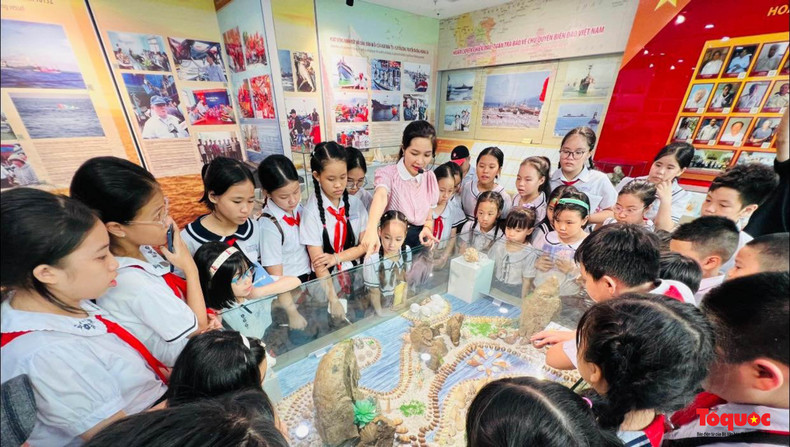 Récemment, la Galerie Hoàng Sa a achevé la numérisation des documents, l’intégration des codes QR et la numérisation 3D de l’espace d’exposition de la Galerie de manière la plus réaliste possible. Elle est répartie sur quatre étages, chacun se concentrant sur un thème spécifique. Récemment, la Galerie Hoàng Sa a achevé la numérisation des documents, l’intégration des codes QR et la numérisation 3D de l’espace d’exposition de la Galerie de manière la plus réaliste possible. Elle est répartie sur quatre étages, chacun se concentrant sur un thème spécifique.