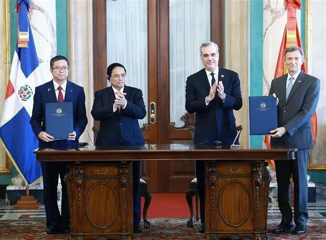 Le Premier ministre vietnamien et le président de la République dominicaine à la cérémonie de signature de documents de coopération. Photo: VNA. Le Premier ministre vietnamien et le président de la République dominicaine à la cérémonie de signature de documents de coopération. Photo: VNA.
