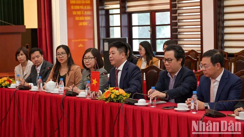 Le rédacteur en chef adjoint du journal Nhân Dân, Quê Dinh Nguyên (3e de droite à gauche), a rappelé les évolutions du journal au cours de ces 70 dernières années.