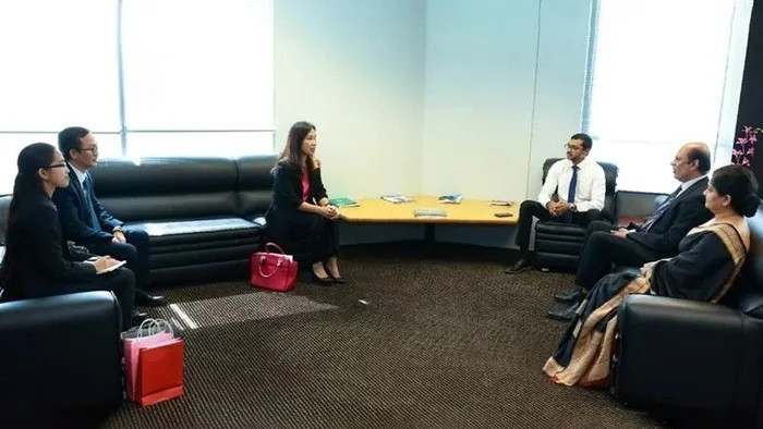 L’ambassadrice Trinh Thi Tâm a rencontré Arjuna Herath, président du Conseil des investissements sri-lankais. Photo : baoquocte.