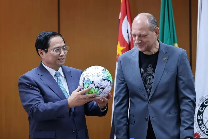 Le dirigeant du club de football Corinthians — la deuxième équipe de football la plus populaire du Brésil — a présenté au Premier ministre Pham Minh Chinh l’équipe et le potentiel de coopération dans le domaine du football entre les deux pays lors de la visite du Premier ministre au Brésil, en septembre 2023. Le dirigeant du club de football Corinthians — la deuxième équipe de football la plus populaire du Brésil — a présenté au Premier ministre Pham Minh Chinh l’équipe et le potentiel de coopération dans le domaine du football entre les deux pays lors de la visite du Premier ministre au Brésil, en septembre 2023.
