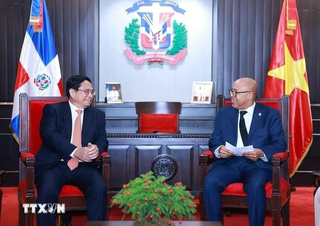 Le Premier ministre Pham Minh Chinh (à gauche) rencontre le président de la Chambre des députés Alfredo Pacheco. Photo : VNA.