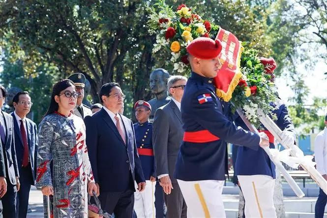 Le Premier ministre Pham Minh Chinh et son épouse rendent hommage aux fondateurs de la République dominicaine. Photo: VNA. Le Premier ministre Pham Minh Chinh et son épouse rendent hommage aux fondateurs de la République dominicaine. Photo: VNA.