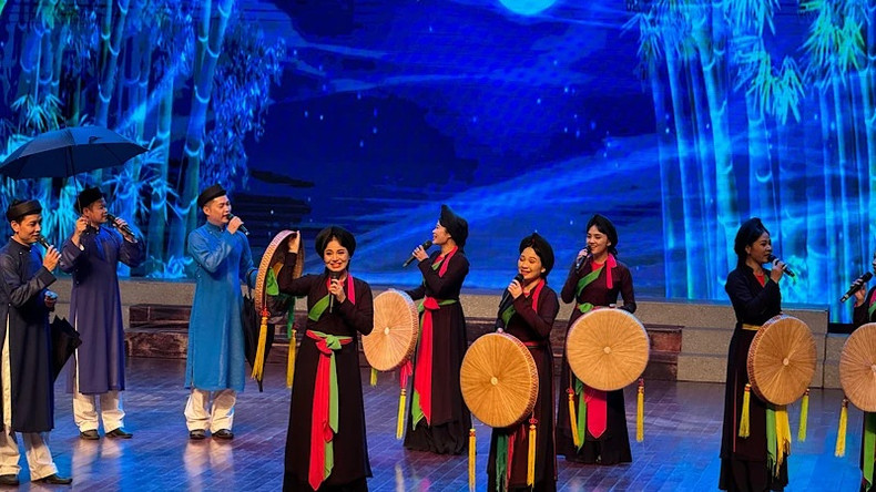 Des artistes et acteurs du Théâtre de chant populaire Quan Ho se sont produits lors du programme de la réunion. Des artistes et acteurs du Théâtre de chant populaire Quan Ho se sont produits lors du programme de la réunion.