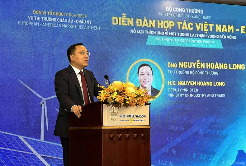 Le vice-ministre de l’Industrie et du Commerce, Nguyen Hoang Long, prend la parole lors du forum. Photo : Congthuong.vn Le vice-ministre de l’Industrie et du Commerce, Nguyen Hoang Long, prend la parole lors du forum. Photo : Congthuong.vn