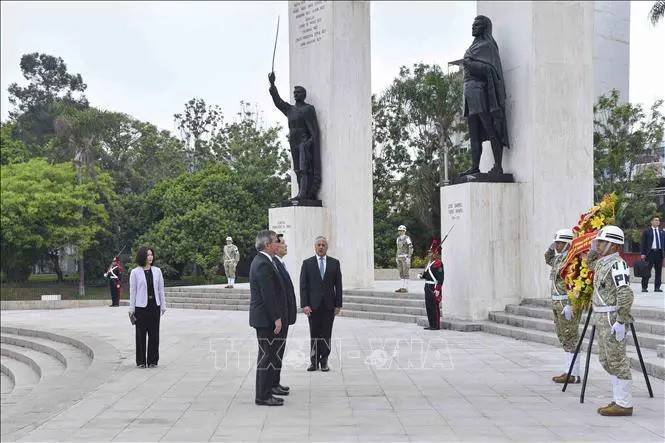 Le président Luong Cuong et la délégation de haut rang du Vietnam déposent une gerbe de fleurs au monument dédié aux héros du Pérou. Photo : VNA Le président Luong Cuong et la délégation de haut rang du Vietnam déposent une gerbe de fleurs au monument dédié aux héros du Pérou. Photo : VNA