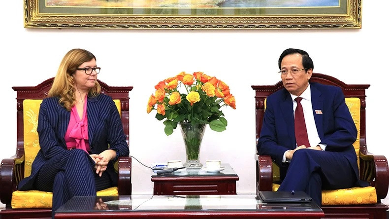 Le ministre du Travail, des Invalides de guerre et des Affaires sociales, Dao Ngoc Dung, a reçu Silvia Danailov, nouvelle représentante de l’UNICEF au Vietnam. Le ministre du Travail, des Invalides de guerre et des Affaires sociales, Dao Ngoc Dung, a reçu Silvia Danailov, nouvelle représentante de l’UNICEF au Vietnam.