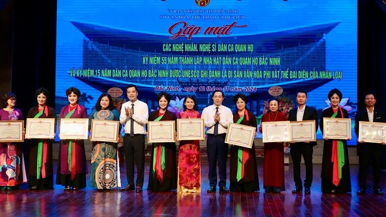 Les artisans ayant contribué de manière significative à la préservation du patrimoine ont été honorés et se sont vus décerner des certificats de mérite. Les artisans ayant contribué de manière significative à la préservation du patrimoine ont été honorés et se sont vus décerner des certificats de mérite.