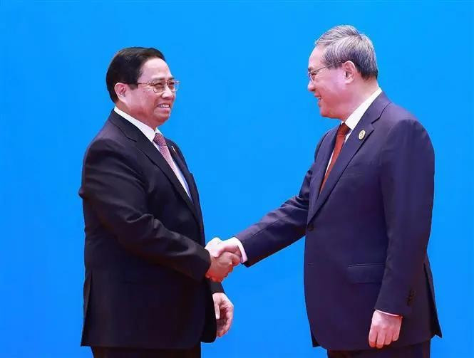 Le Premier ministre vietnamien Pham Minh Chinh (à gauche) et son homologue chinois Li Qiang. Photo : VNA. Le Premier ministre vietnamien Pham Minh Chinh (à gauche) et son homologue chinois Li Qiang. Photo : VNA.
