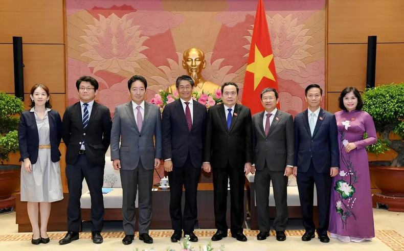 Le président de l'AN Tran Thanh Man (4e de droite à gauche), l'ambassadeur du Japon au Vietnam Ito Naoki et d'autres délégués à la Maison de l'AN le 9 octobre 2024. Photo : daibieunhandan.vn Le président de l'AN Tran Thanh Man (4e de droite à gauche), l'ambassadeur du Japon au Vietnam Ito Naoki et d'autres délégués à la Maison de l'AN le 9 octobre 2024. Photo : daibieunhandan.vn