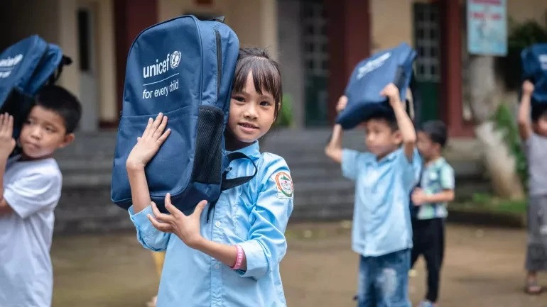 Des élèves de l’école primaire et secondaire de Phuc Khanh 1, à Lao Cai, au Nord du Vietnam, reçoivent des fournitures scolaires grâce au soutien de l’UNICEF, le 29 septembre 2024. Photo : UNICEF Vietnam. Des élèves de l’école primaire et secondaire de Phuc Khanh 1, à Lao Cai, au Nord du Vietnam, reçoivent des fournitures scolaires grâce au soutien de l’UNICEF, le 29 septembre 2024. Photo : UNICEF Vietnam.