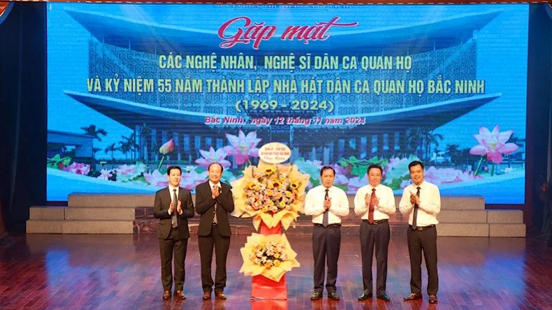 Le dirigeant du Service de la Culture, des Sports et du Tourisme de Bac Ninh félicite le Théâtre de chant populaire Quan ho à l'occasion de son anniversaire. Le dirigeant du Service de la Culture, des Sports et du Tourisme de Bac Ninh félicite le Théâtre de chant populaire Quan ho à l'occasion de son anniversaire.