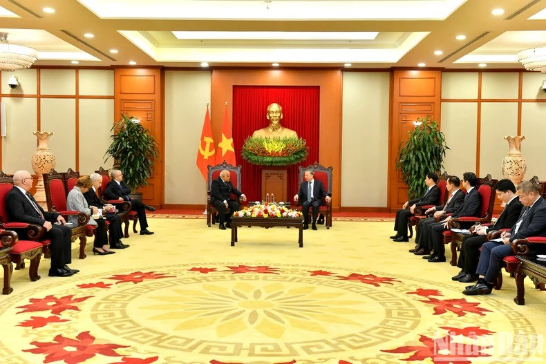 Le secrétaire général Tô Lâm a hautement apprécié les contributions du diplomate cubain aux relations entre les deux pays frères. Photo : NDEL.