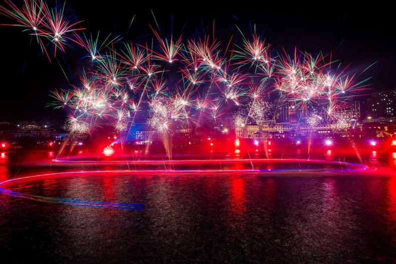 En venant à Sunset Town, les visiteurs peuvent regarder le feu d'artifice de 7 minutes à la fin du spectacle Kiss of the Sea - un spectacle multimédia sur mer le plus grand d'Asie. En venant à Sunset Town, les visiteurs peuvent regarder le feu d'artifice de 7 minutes à la fin du spectacle Kiss of the Sea - un spectacle multimédia sur mer le plus grand d'Asie.