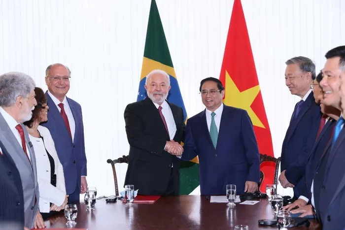 Le président Lula da Silva et le Premier ministre Pham Minh Chinh ainsi que des délégués de haut rang des deux pays lors de leur visite officielle au Brésil, en septembre 2023. Photo : VNA. Le président Lula da Silva et le Premier ministre Pham Minh Chinh ainsi que des délégués de haut rang des deux pays lors de leur visite officielle au Brésil, en septembre 2023. Photo : VNA.