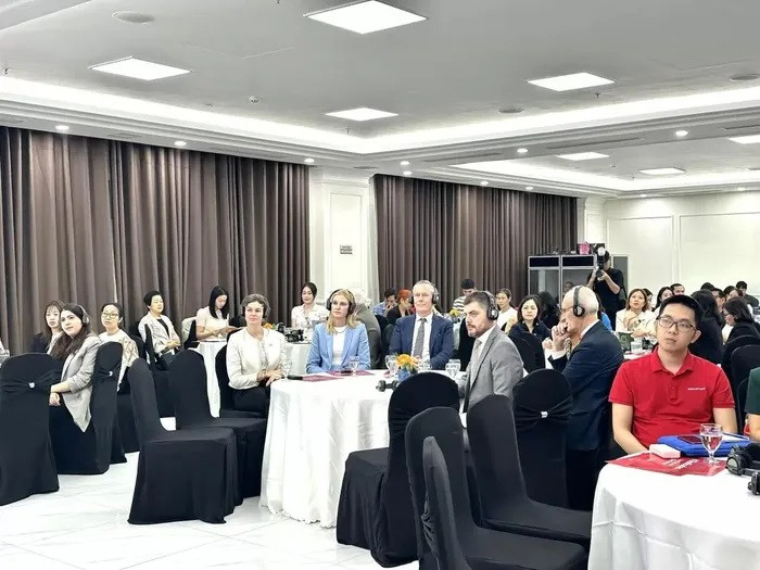 Les représentants d'organisations internationales lors de la cérémonie de lancement du projet. Photo : congthuong.