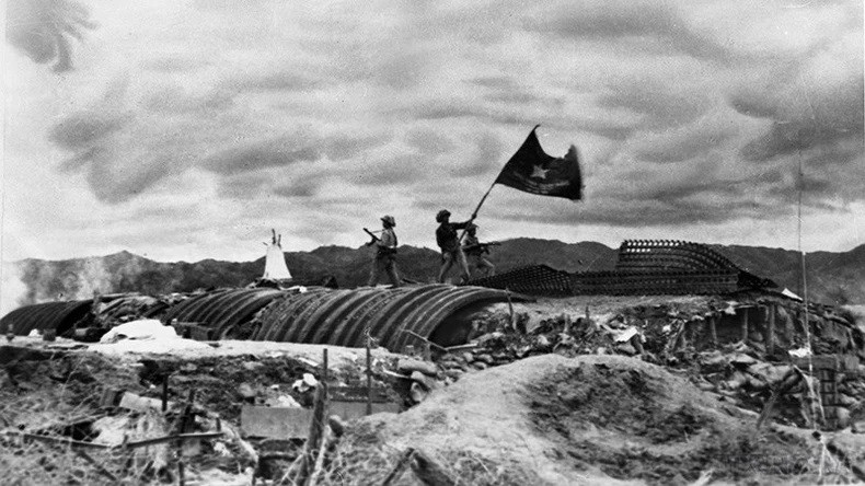 Le drapeau « Déterminé à combattre, déterminé à gagner », de l’Armée populaire vietnamienne, flotte sur le toit du tunnel de commandement du général français De Castries dans l’après-midi du 7 mai 1954, marquant la victoire complète de la campagne de Diên Biên Phu. Photo d’archives : VNA.