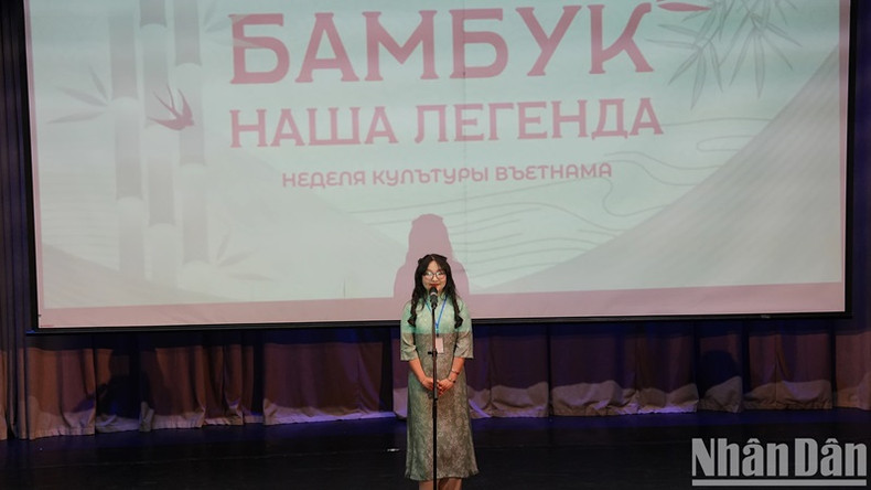 La présidente du comité organisateur, Trân Công Tâm Anh, prend la parole lors de l’événement.