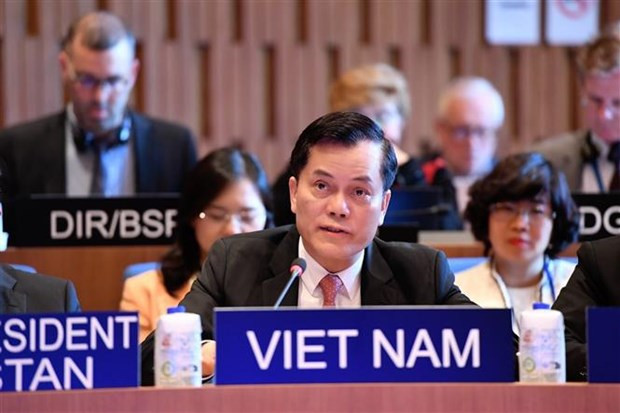 Le vice-ministre des Affaires étrangères et président de la Commission nationale du Vietnam pour l'UNESCO, Hà Kim Ngoc, lors de la séance d'ouverture de la 219e session du Conseil exécutif de l’UNESCO. Photo : VNA. Le vice-ministre des Affaires étrangères et président de la Commission nationale du Vietnam pour l'UNESCO, Hà Kim Ngoc, lors de la séance d'ouverture de la 219e session du Conseil exécutif de l’UNESCO. Photo : VNA.