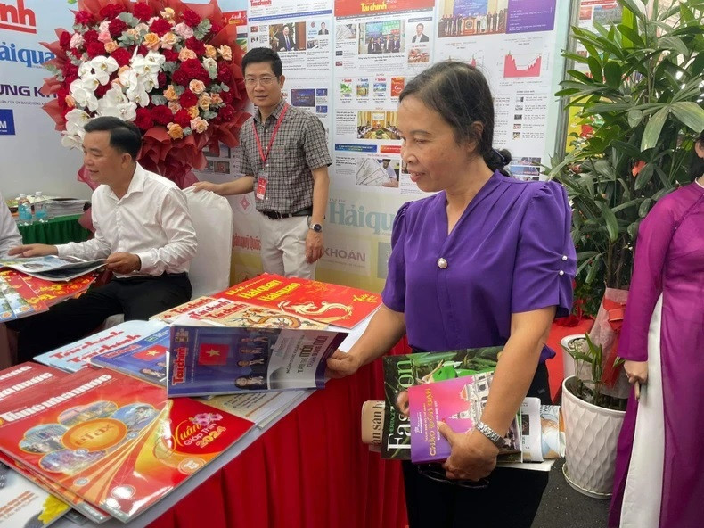 Mme Hà, âgée de 60 ans, de Tiên Giang, s'est montrée impressionnée par l'envergure du Festival national de la presse 2024. Mme Hà, âgée de 60 ans, de Tiên Giang, s'est montrée impressionnée par l'envergure du Festival national de la presse 2024.