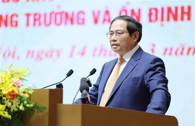Le Premier ministre Pham Minh Chinh exhorte les organisations économiques et les habitants à mener leurs activités économiques conformément à la loi, à continuer à améliorer leur compétitivité, à collaborer avec l&apos;État pour améliorer les mécanismes et les politiques, pour utiliser efficacement les crédits. Photo : VNA.