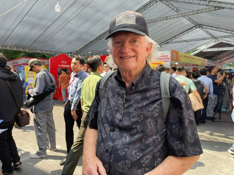 Mike, un touriste étranger à Hô Chi Minh-Ville apprécie l’ambiance animée mais très amicale des stands de presse. Mike, un touriste étranger à Hô Chi Minh-Ville apprécie l’ambiance animée mais très amicale des stands de presse.