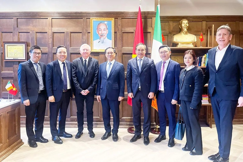 M. Patrick Gerard McKillen, consul honoraire du Vietnam à Dublin (Irlande) a pris des photos souvenirs avec la délégation vietnamienne conduite par le ministre Bui Thanh Son. Photo : baoquocte.
