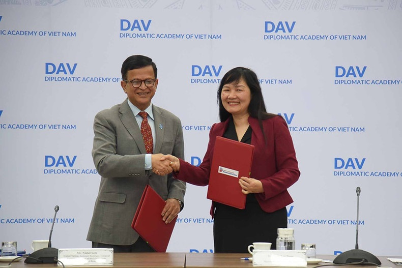 Le sous-secrétaire général des Nations Unies et directeur général de l'UNITAR, Nikhil Seth, et a docteure Pham Lan Dung, directrice par intérim de l’Académie diplomatique du Vietnam, a signé un accord de coopération sur l’organisation de programmes de formation à l’intention du personnel diplomatique. Photo : baoquocte.