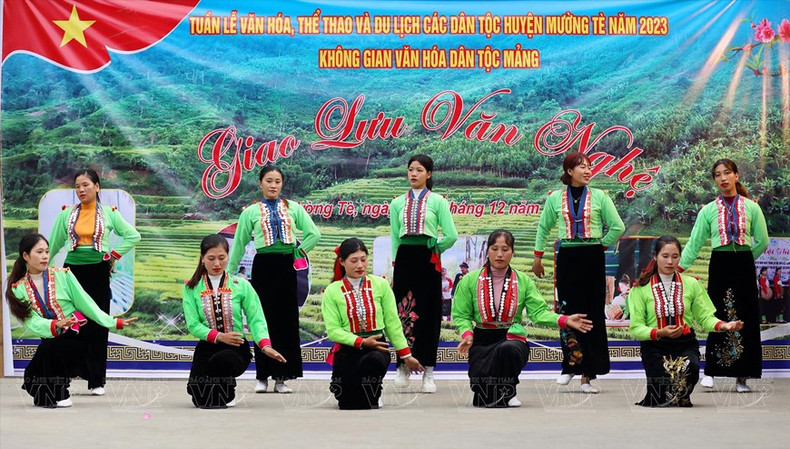 Les femmes Mảng en costume traditionnel lors d'une danse ancienne. Les femmes Mảng en costume traditionnel lors d'une danse ancienne.