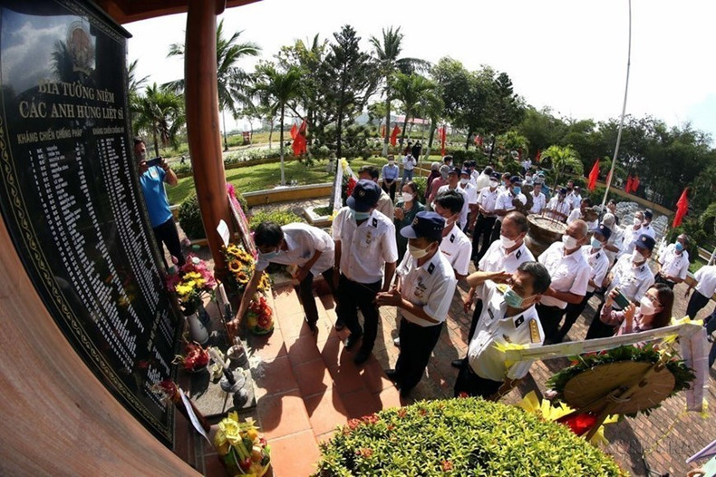 Des militaires et des membres des familles des martyrs rendent hommage aux soldats qui sont tombés le 14 mars 1988 à Gac Ma, lors d&apos;une cérémonie commémorative organisée à la maison communale du village de Nai Nam, quartier de Hoa Cuong Bac, arrondissement de Hai Chau, ville de Dà Nang (au Centre du Vietnam), le 13 mars 2022. Photo : VNA.