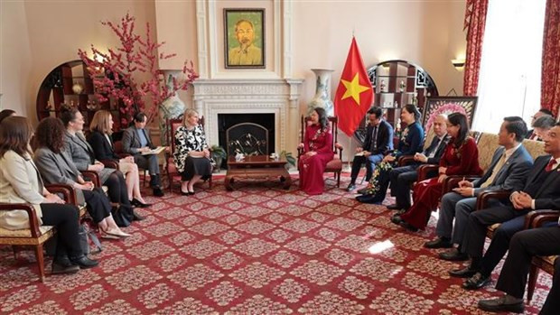 La rencontre entre Vo Thi Anh Xuân et la sous-secrétaire d'État chargée de la diplomatie et des Affaires publiques, Elizabeth M. Allen. Photo : VNA. La rencontre entre Vo Thi Anh Xuân et la sous-secrétaire d'État chargée de la diplomatie et des Affaires publiques, Elizabeth M. Allen. Photo : VNA.