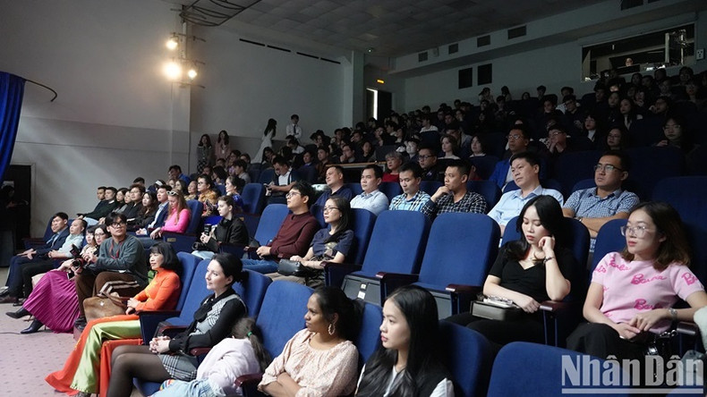 De nombreux jeunes russes et étrangers ont assisté au programme artistique.