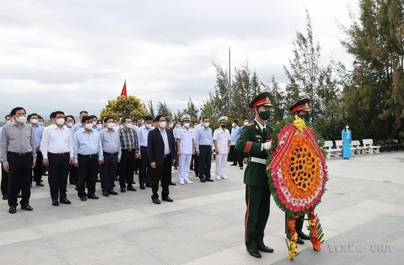 Le 12 mars 2022, le Premier ministre vietnamien Pham Minh Chinh se rend au Mémorial des soldats de Gac Ma (commune de Cam Hai Dông, district de Cam Lâm, province de Khanh Hoa, au Centre du Vietnam). Photo : VNA.