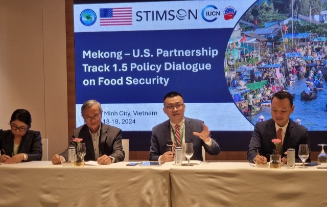 Le Dr Vu Lê Thai Hoàng, directeur de l’Institut de stratégie diplomatique de l’Académie diplomatique, joue le rôle de modérateur de la séance de discussion. Photo : baoquocte. Le Dr Vu Lê Thai Hoàng, directeur de l’Institut de stratégie diplomatique de l’Académie diplomatique, joue le rôle de modérateur de la séance de discussion. Photo : baoquocte.