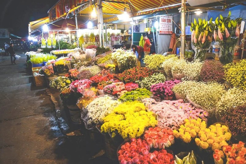 Lorsque Hanoï s’endort, le marché aux fleurs de Quang An, au contraire, connaît une effervescence incroyable. Lorsque Hanoï s’endort, le marché aux fleurs de Quang An, au contraire, connaît une effervescence incroyable.