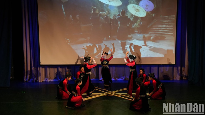 Le bambou est utilisé comme accessoire de danse dans des numéros artistiques.