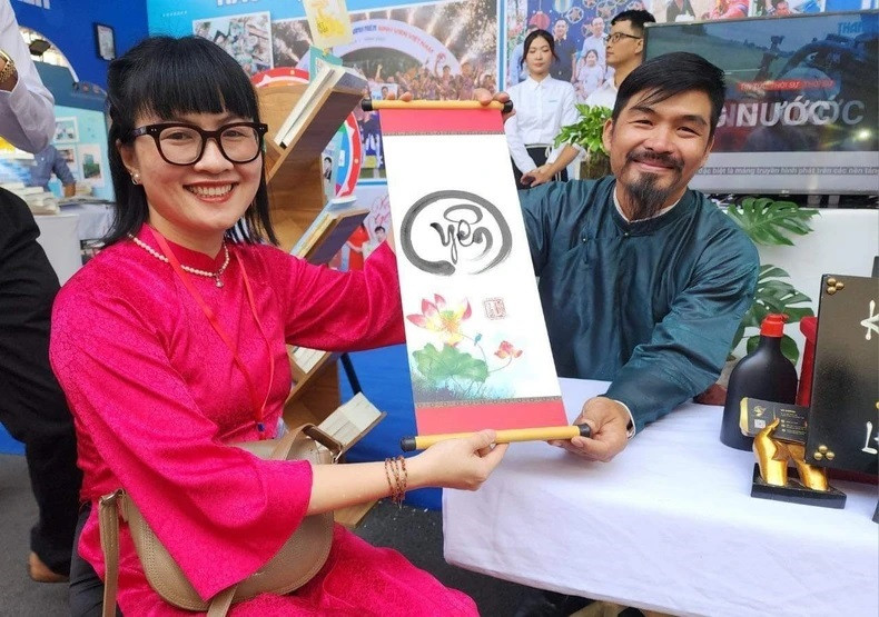 Le calligraphe Vu Duong, ancien collaborateur du journal, était présent pour offrir des calligraphies aux visiteurs. Le calligraphe Vu Duong, ancien collaborateur du journal, était présent pour offrir des calligraphies aux visiteurs.