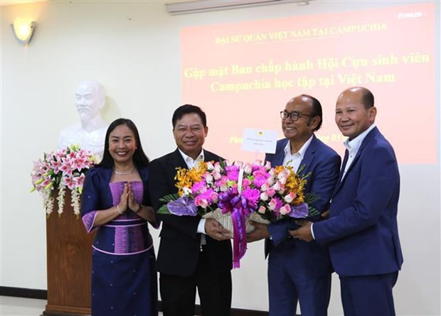 L'ambassadeur Nguyên Huy Tang (2e à gauche) et les dirigeants de l'Association des Anciens Étudiants cambodgiens au Vietnam. Photo : VNA.