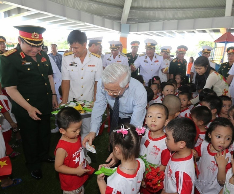 Le Secrétaire général du Parti, Nguyên Phu Trong, rend visite et offre des cadeaux aux enseignants et aux élèves de l'école maternelle Truong Sa en 2016. Photo : VNA.