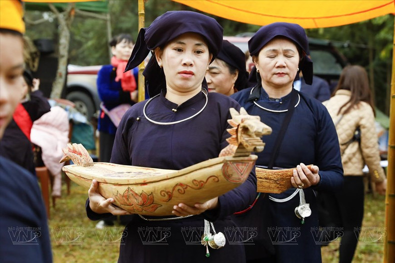 De petites barques en bois utilisées lors de la fête de Nàng Hai.