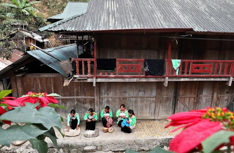 Les Mảng vivent dans des maisons traditionnelles. Les Mảng vivent dans des maisons traditionnelles.