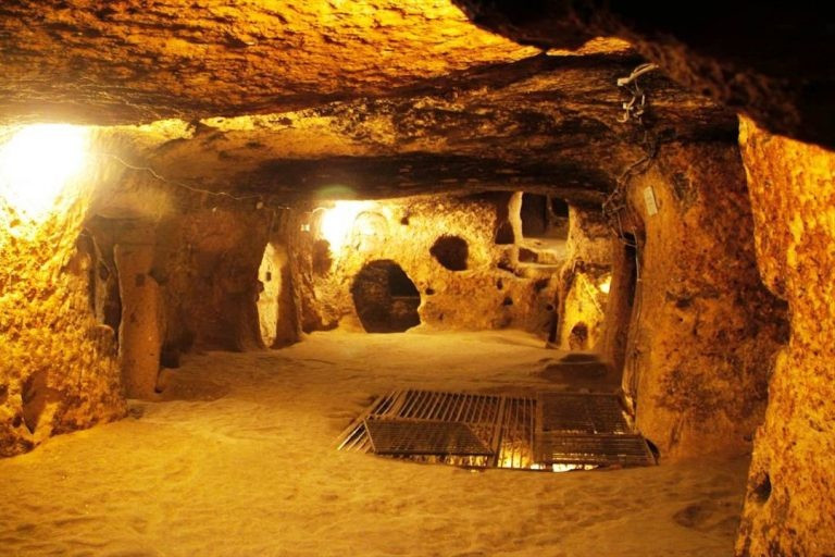 À l'intérieur des tunnels de Cu Chi. Photo : Petrotimes.vn